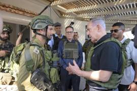El primer ministro de Israel, Benjamín Netanyahu, visita el kibbutz Beeri y kibbutz Kfar Aza, Israel.