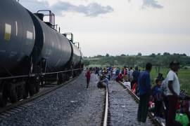 Migrantes esperan la reactivación de los trenes hacia el norte del país para continuar su camino hacia Estados Unidos.