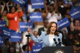 La vicepresidenta de Estados Unidos, Kamala Harris, habla durante un mitin de campaña en el Centro de Convocatoria del Estado de Georgia en Atlanta, Georgia.