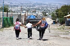 Yessica y su hijo Víctor enfrentan dificultades diarias para llegar a la escuela.