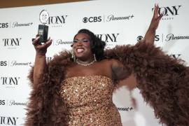 La reina Jean posa con el premio al Mejor Diseño de Vestuario de un Musical por ‘Cats: The Jellicle Ball’ en la sala de prensa de la 79.ª edición de los Premios Tony en Nueva York, Estados Unidos, el 7 de junio de 2026.