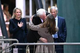 El fundador de WikiLeaks, Julian Assange, besa a su esposa Stella Morris después de llegar al aeropuerto de Canberra, en Canberra, Australia.