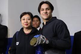 Osmar Olvera pidió al gobierno federal asegurar la permanencia de su entrenadora Ma Jin en México, tras obtener el oro en el Mundial de Clavados 2025.