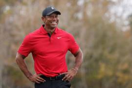 La emblemática playera roja de Tiger Woods, con la que ha ganado varios campeonatos, se ha convertido en un estandarte para Nike.