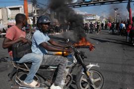 Manifestantes protestan para exigir la renuncia del primer ministro Ariel Henry en Puerto Príncipe, Haití.