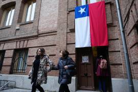 Dos mujeres salen de un colegio electoral instalado en Madrid, este domingo. Chile celebra elecciones parlamentarias y presidenciales para elegir al sucesor del izquierdista Gabriel Boric, con la izquierdista Jeannette Jara como favorita y con la derecha y la ultraderecha en una dura pugna por el segundo lugar. EFE/Borja Sánchez-Trillo
