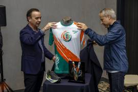 Durante el evento se dieron a conocer la medalla y la playera oficial que recibirán los participantes.