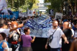 Fotografía del 24 de marzo de 2024 que muestra a personas manifestándose en el aniversario del golpe de Estado en Buenos Aires, Argentina.