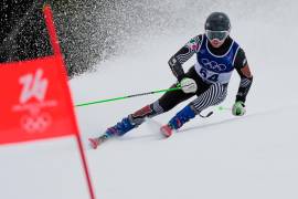 Lasse Gaxiola durante su participación en el slalom gigante de los Juegos Olímpicos de Invierno Milano-Cortina 2026, donde hizo historia como el mexicano más joven en competir en la justa invernal.