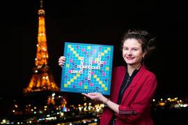 Artista francesa Chloe M con tablero de Scrabble.