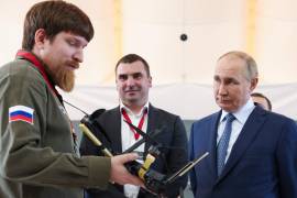 El presidente ruso Vladímir Putin, a la derecha, habla con Vladímir Tkachuk, jefe de la fábrica de drones Uraldronzavod, durante su visita al Centro Tecnológico Especial en San Petersburgo, Rusia, el jueves 19 de septiembre de 2024.