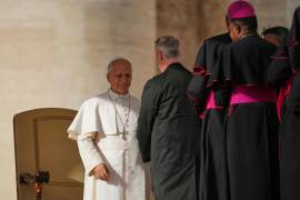 El papa León XIV se reúne con obispos durante su audiencia general semanal en la Plaza de San Pedro del Vaticano.
