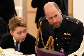 El príncipe Guillermo y su hijo, el príncipe Jorge visitaron juntos por primera vez la organización benéfica para apoyar en las labores de alimentación. FOTO: