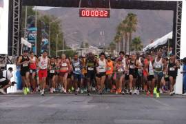 Los casi 6 mil corredores iniciaron a máxima velocidad en búsqueda de cumplir con sus objetivos.