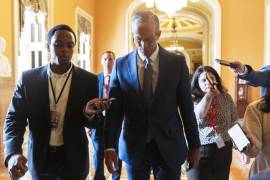 El líder de la mayoría en el Senado, John Thune, republicano por Dakota del Sur, camina seguido por reporteros desde la Cámara a su oficina para buscar apoyos al proyecto de recortes de gastos y bajadas de impuestos del presidente, Donald Trump. FOTO: