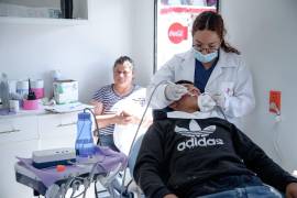 El programa Amor en Movimiento ofrece servicios gratuitos de salud, además de apoyos como lentes, aparatos auditivos y atención dental en colonias y comunidades de Saltillo.