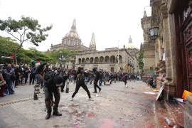 La estrategia permitió que durante horas continuaran los actos violentos ajenos a la movilización ciudadana.