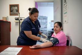 Los servicios de enfermería, como la aplicación de inyecciones y la toma de presión arterial, son gratuitos, demostrando el compromiso del DIF Saltillo con la salud preventiva.