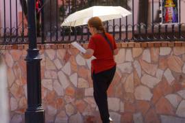 Sombrillas, ropa ligera y constante hidratación forman parte de las recomendaciones emitidas ante las altas temperaturas registradas en la región.