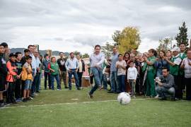El alcalde Javier Díaz González encabezó la entrega de la plaza rehabilitada entre las colonias Roma y Adolfo López Mateos, al poniente de Saltillo.