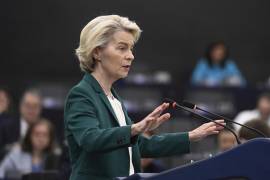 La presidenta de la Comisión Europea, Ursula von der Leyen, pronuncia su discurso durante una declaración sobre los preparativos de la Cumbre UE-China en el Parlamento Europeo en Estrasburgo.