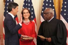 El juez Clarence Thomas, derecha, toma juramento a Kevin Warsh, izquierda, como presidente de la Reserva Federal, ante la mirada de su esposa, Jane Lauder, en la Sala Este de la Casa Blanca.