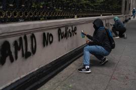 Estudiantes escriben “AMLO no pudiste”, en referencia a Andrés Manuel López Obrador, en un muro de la Segob previa al décimo aniversario de la desaparición de los 43 estudiantes de Ayotzinapa en CDMX.