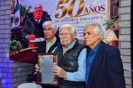 Docentes, exalumnos y colaboradores de las primeras generaciones acompañaron al profesor Leodegario Arriaga González en el homenaje por los 50 años del CBTis 97.