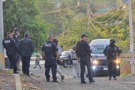 Policías y elementos de seguridad resguardan la unidad de transporte público de la Ruta 9 en la que fue atacada una persona, derivado de una extorsión en Morelos.