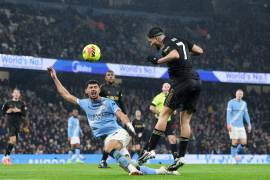 Raúl Jiménez fue titular con Fulham y disputó 60 minutos ante el Manchester City en la jornada de la Premier League, pero no logró generar opciones claras en la derrota 3-0.