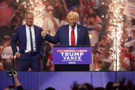 Robert F. Kennedy Jr. (izq.) se une al candidato presidencial republicano Donald Trump en un mitin electoral en el Desert Diamond Arena en Glendale, Arizona.