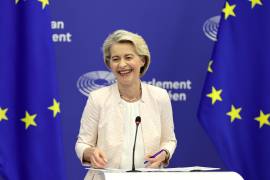 Ursula von der Leyen reacciona durante una rueda de prensa tras ser reelegida presidenta de la Comisión Europea durante una sesión plenaria del Parlamento Europeo en Estrasburgo, Francia.