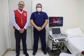 El presidente del Consejo de la Cruz Roja, Arturo López Alanís (izq.), indica que en el mes de enero hubo hasta tres días que todas sus ambulancias estaban ocupadas.