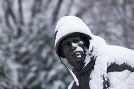 La nieve se acumula en una estatua en el Monumento a los Veteranos de la Guerra de Corea en el National Mall en Washington, DC.