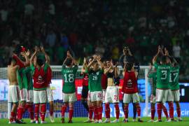 Jugadores de la selección de México celebran su triunfo ante Guatemala en un partido amistoso, en el estadio El Kraken, en Mazatlán.