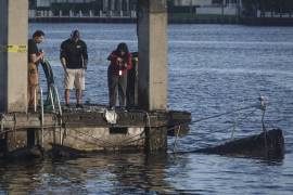 Los restos de dos botes después de una explosión en una marina en Fort Lauderdale, Florida, el 24 de diciembre del 2024.