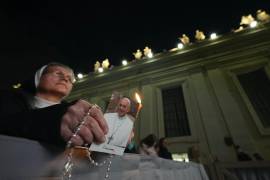 Personas rezan el rosario por la salud del papa Francisco en la Plaza de San Pedro del Vaticano. Francisco, quien se encuentra hospitalizado desde hace 37 días, hará su primera aparición pública el domingo.