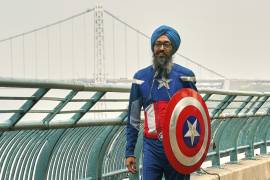 Vishavjit Singh, quien educa a los jóvenes sobre el sijismo a través de su personaje de Capitán Sikh América, posa para un retrato disfrazado en el parque estatal Riverbank, en el barrio de Harlem de Nueva York.