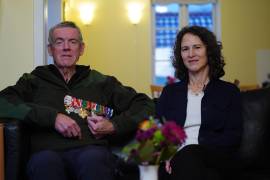 El ex coronel Soren Knudsen y su esposa Gina Schaar posan para una foto durante una entrevista con The Associated Press en su casa de Copenhague, Dinamarca, el martes 13 de enero de 2026.