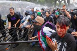GUADALAJARA, JALISCO. 11OCTUBRE2026.- Esta mañana cientos de Jaliscienses se manifestaron por la mala calidad de agua que reciben en sus hogares y se llevo a cabo una mega marcha partiendo de las inmediaciones de la Glorieta Minerva hasta Casa Jalisco, esto para mostrar el descontento del pueblo y donde también hubo enfrentamientos entre la ciudadanía y granaderos que custodiaban el lugar donde habita el Gobernador de Jalisco, Pablo Lemus Navarro. FOTO : FERNANDO CARRANZA GARCIA / CUARTOSCURO.COM