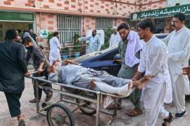 En esta fotografía tomada con un celular, voluntarios trasladan a un herido tras un atentado suicida en un puesto de control policial al borde de la carretera, a su llegada a un hospital en Dera Ismail Khan, Pakistán, el sábado 26 de septiembre de 2026.