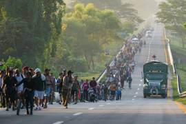 Migrantes caminan por una carretera en Huixtla, en el sur de México, en dirección a la frontera norte del país y, en última instancia, a Estados Unidos, el 7 de noviembre de 2024.