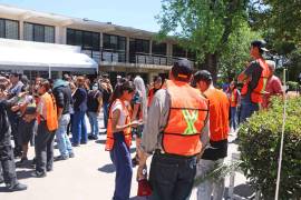 Personal y estudiantes realizan evacuación ordenada durante el ejercicio nacional.