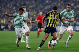 Edson Álvarez mostró su aporte defensivo, durante el empate 1-1 del Fenerbahçe ante Ferencváros en la Europa League.