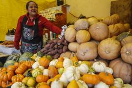 Comerciantes venden productos para celebrar el Día de Muertos, en el mercado de Jamaica en Ciudad de México (México).