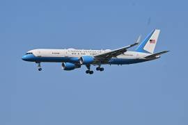 Un avión Boeing C-32 de la Fuerza Aérea estadounidense aterriza en la base aérea Nur Khan antes de conversaciones entre Irán y Estados Unidos en Rawalpindi, Pakistán, el 20 de abril del 2026.