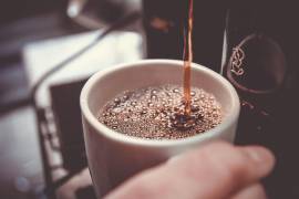 Es una idea popularizada por influencers en Internet: evita consumir cafeína entre 90 y 120 minutos después de despertarte.