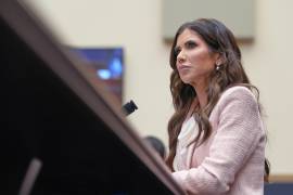 La secretaria de Seguridad Nacional, Kristi Noem, testifica durante una audiencia de supervisión del Departamento de Seguridad Nacional ante el Comité Judicial de la Cámara de Representantes en el Capitolio