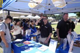 Personas asisten a un evento de la Agencia de Servicios de Emergencia de la Gobernación de California en la Universidad de California en Los Ángeles.