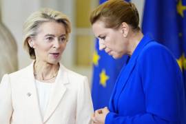 La primera ministra danesa, Mette Frederiksen (d), recibe a la presidenta de la Comisión Europea, Ursula von der Leyen (i), en el Palacio de Christiansborg en Copenhague , Dinamarca.